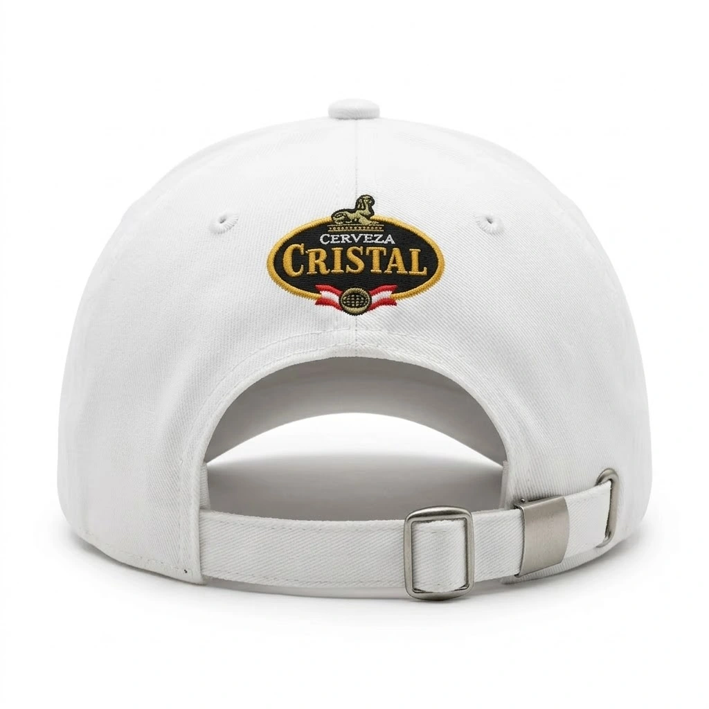 Gorra publicitaria de color blanco con bordado computarizado de alta calidad del logotipo Cerveza Cristal, visera con filo negro y acabados premium.