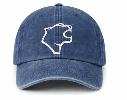 gorra denim personalizada: el frontal con logotipo bordado de pantera y el posterior con el mensaje de seguridad "Yo Trabajo Seguro - SSO" y correa ajustable.