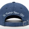 gorra denim personalizada: el frontal con logotipo bordado de pantera y el posterior con el mensaje de seguridad "Yo Trabajo Seguro - SSO" y correa ajustable.