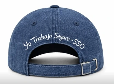 gorra denim personalizada: el frontal con logotipo bordado de pantera y el posterior con el mensaje de seguridad "Yo Trabajo Seguro - SSO" y correa ajustable.
