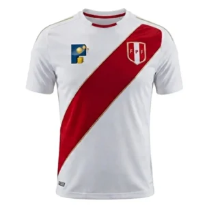 Camiseta deportiva blanca con franja diagonal roja, escudo de la FPF y logotipo de Productos Ilimitados, diseñada para uniformes y ropa publicitaria.