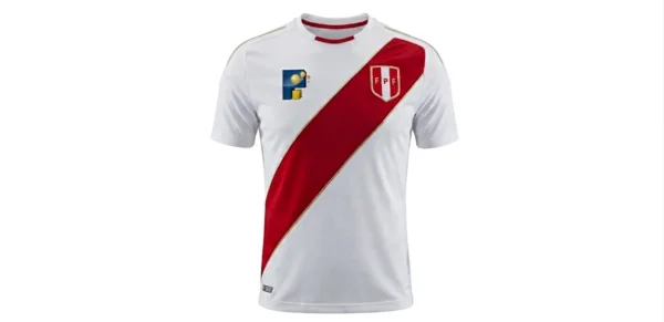 Camiseta deportiva blanca con franja diagonal roja, escudo de la FPF y logotipo de Productos Ilimitados, diseñada para uniformes y ropa publicitaria.