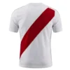 Camiseta deportiva blanca con franja diagonal roja, escudo de la FPF y logotipo de Productos Ilimitados, diseñada para uniformes y ropa publicitaria.