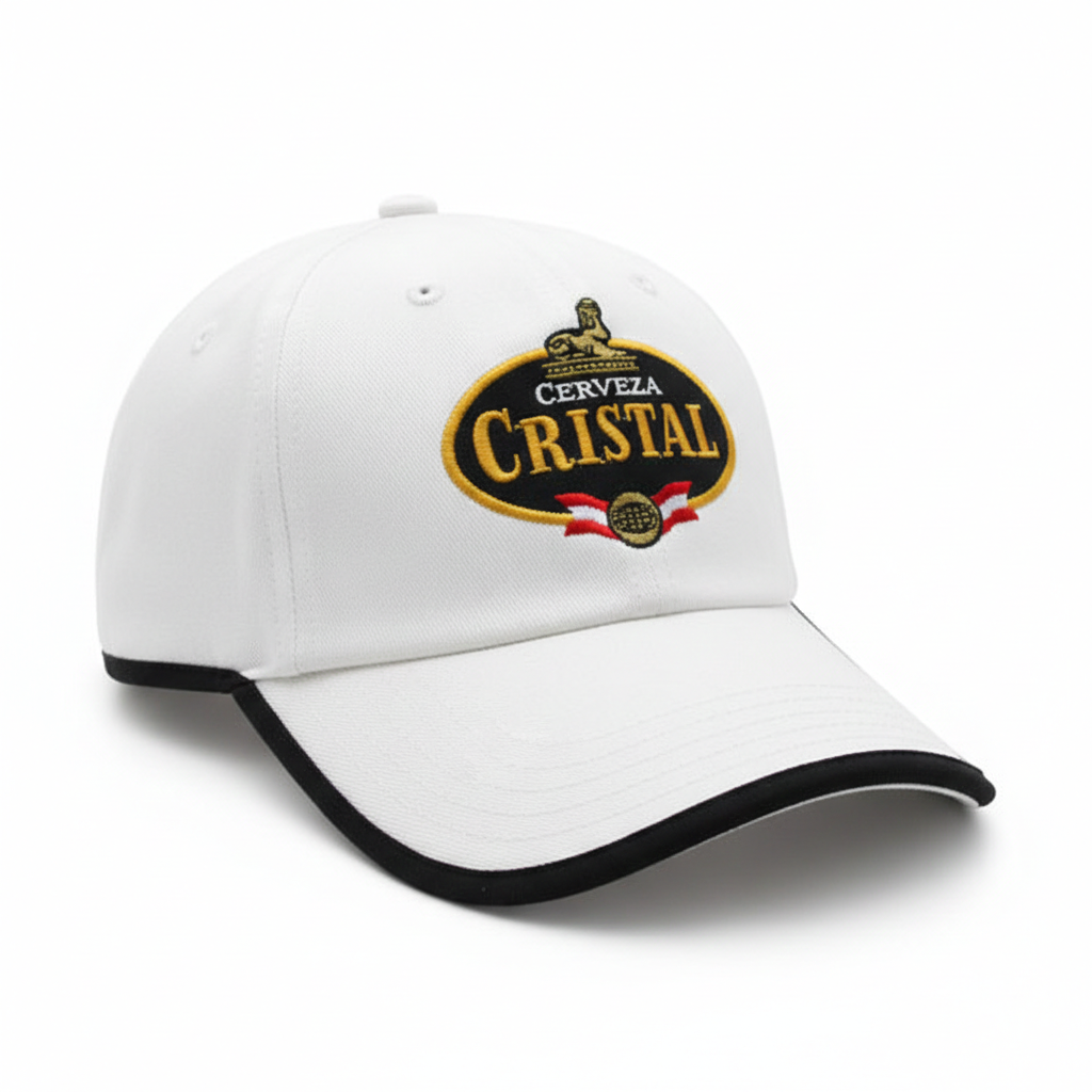 Gorra publicitaria de color blanco con bordado computarizado de alta calidad del logotipo Cerveza Cristal, visera con filo negro y acabados premium.