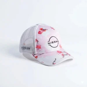 Gorra publicitaria tipo trucker de Nissan Formula E Team, color rosa pastel con diseño de flores de cerezo (Sakura), malla blanca, parche lateral y logotipo central.