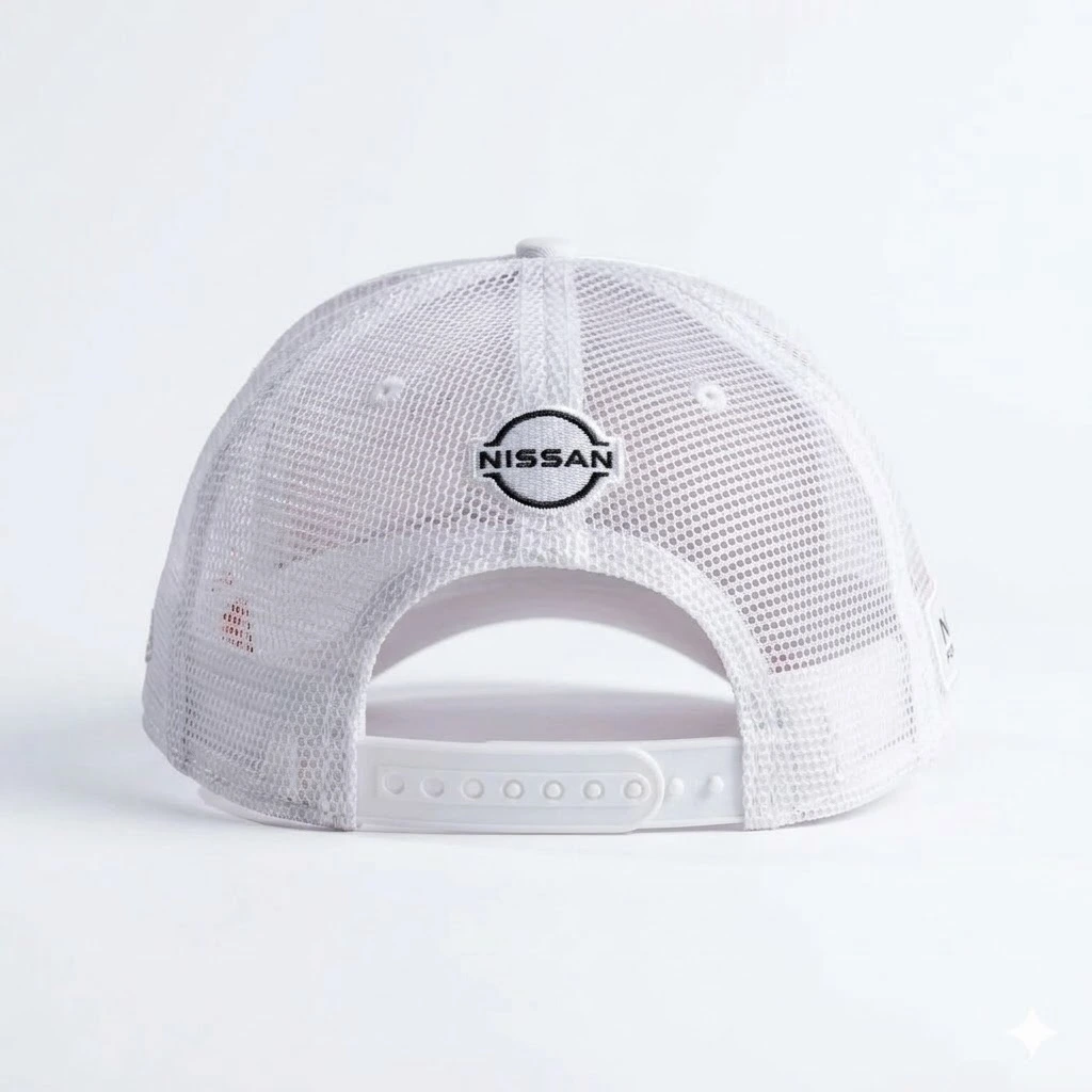 Gorra publicitaria tipo trucker de Nissan Formula E Team, color rosa pastel con diseño de flores de cerezo (Sakura), malla blanca, parche lateral y logotipo central.