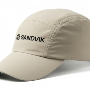 Gorro publicitario de 4 paños en color beige con el logotipo de Sandvik estampado en el frente, ideal para uniformes corporativos y eventos.
