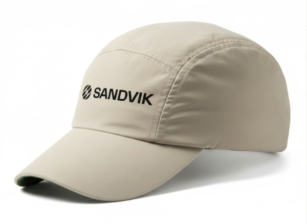 Gorro publicitario de 4 paños en color beige con el logotipo de Sandvik estampado en el frente, ideal para uniformes corporativos y eventos.