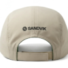 Gorro publicitario de 4 paños en color beige con el logotipo de Sandvik estampado en el frente, ideal para uniformes corporativos y eventos.