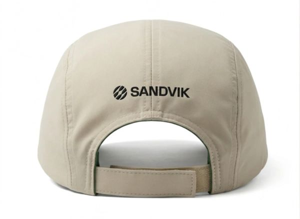 Gorro publicitario de 4 paños en color beige con el logotipo de Sandvik estampado en el frente, ideal para uniformes corporativos y eventos.