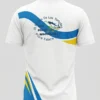 Polo técnico publicitario de color blanco con cierre de cremallera en el cuello, detalles ondulados en azul y amarillo, y logotipos institucionales bordados.
