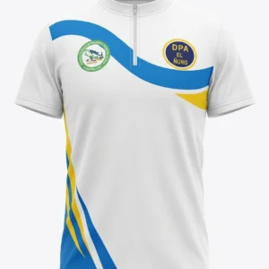 Polo técnico publicitario de color blanco con cierre de cremallera en el cuello, detalles ondulados en azul y amarillo, y logotipos institucionales bordados.