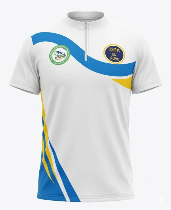 Polo técnico publicitario de color blanco con cierre de cremallera en el cuello, detalles ondulados en azul y amarillo, y logotipos institucionales bordados.