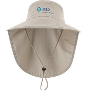 Sombrero tipo safari color beige con protector de nuca y barbiquejo ajustable, personalizado con logotipo bordado para protección solar industrial.