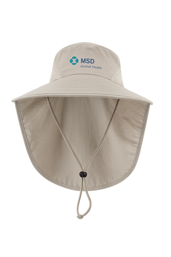 Sombrero tipo safari color beige con protector de nuca y barbiquejo ajustable, personalizado con logotipo bordado para protección solar industrial.